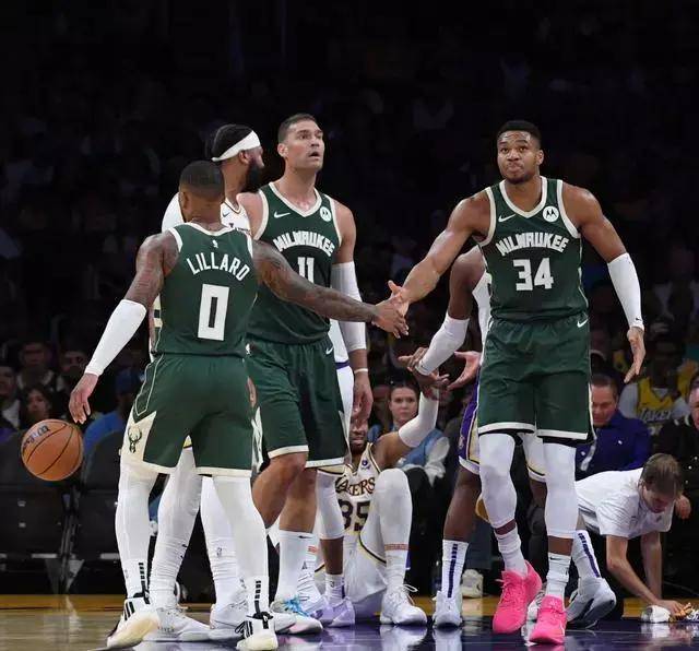 赛后突围战来临，密尔沃基雄鹿围绕中超战术微调，震撼外界，团队化学反应显著(2324赛季密尔沃基雄鹿)