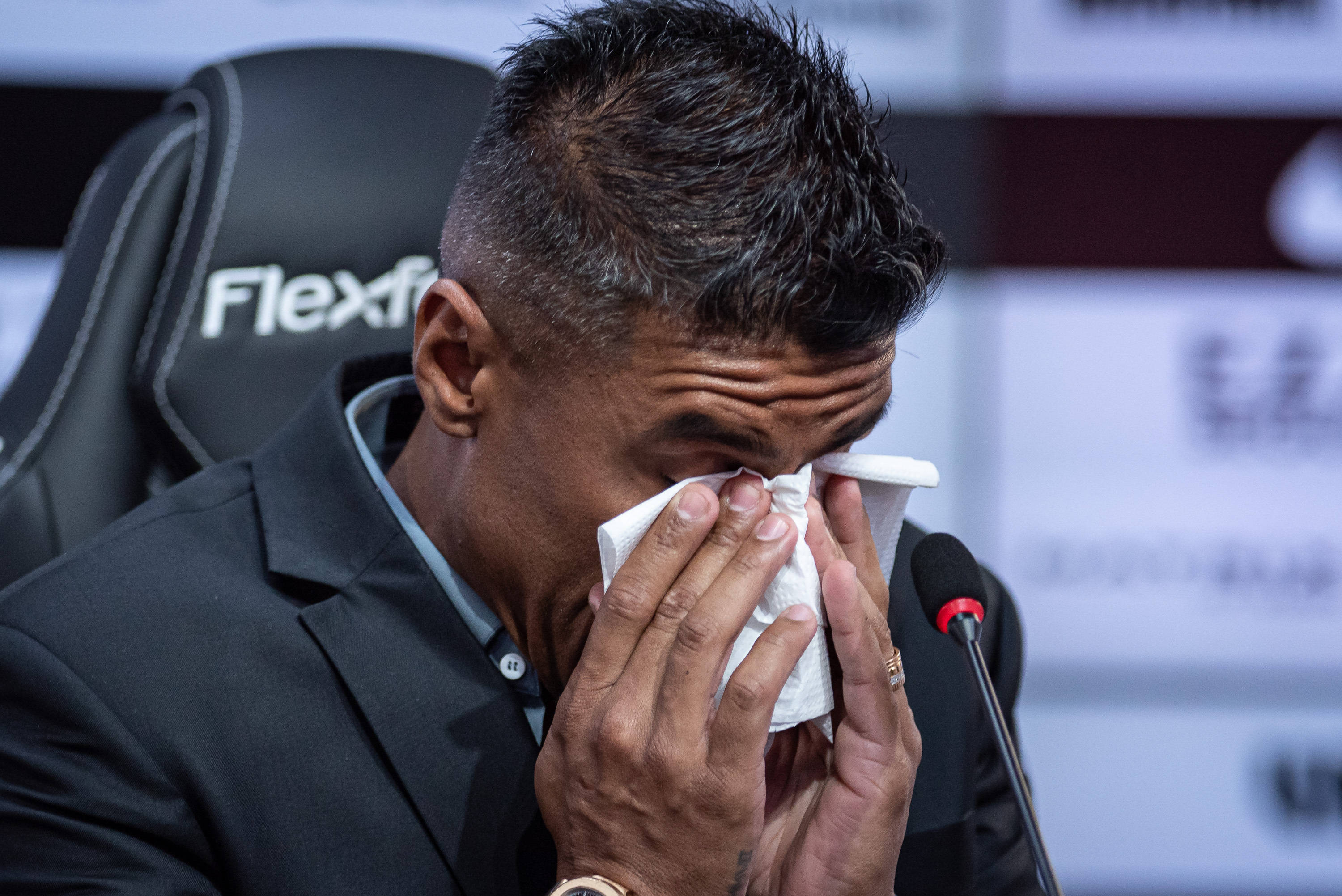 中超转会期再迎强敌，巴塞罗那豪取连胜，主帅态度——震撼外界，更衣室氛围转暖的简单介绍